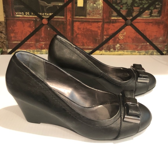 Rampage black wedge heel with bow. Size 8. - Picture 1 of 6